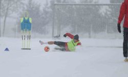 Sivasspor kar altında çalıştı