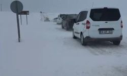 Sivas'ta etkili olan kar ve tipi, sürücülere zor anlar yaşattı