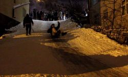 Sivas'ta mahalleli sokağa döküldü, çocuklar ve yetişkinler karın tadını kayarak çıkardı
