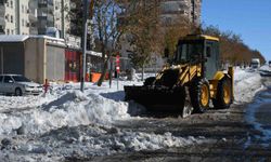 Siverek'te kar kütleleri kamyonlarla şehir dışına taşınıyor