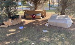 Soğuk kış şartlarında hayvanlar için korunaklı kulübeler yaptılar