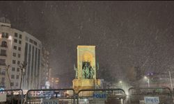 Taksim'de kar yağışı gece saatlerinde etkisini gösterdi
