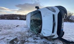 Tekeri patlayan minibüs takla attı: 4 yaralı