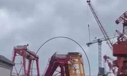 Tuzla'da kule vinç rüzgarın etkisiyle devrildi