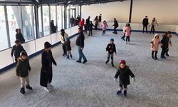 Ücretsiz buz pisti çocukların yüzünü güldürdü