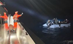 Urla açıklarında lastik bottaki 24 düzensiz göçmen kurtarıldı