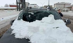 Üst geçitten otomobilin üzerine kar kütlesi düştü: 1 yaralı