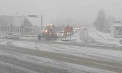 Van'da kar yağışı trafiği olumsuz etkiledi: Maddi hasarlı kazalar meydana geldi