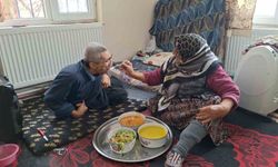 Yaşlı kadın engelli oğluna 61 yıldır 'bebek' gibi bakıyor: Azmiyle örnek oluyor