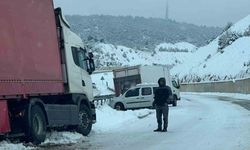 Yoğun kar nedeniyle Niksar-Erbaa kara yolunda trafik durma noktasına geldi