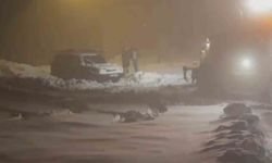 Yoğun kar yolu kapattı, ekipler mahsur kalan araca ulaştı