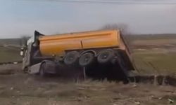 Yol kenarına devrilen kamyonun sürücüsü yaralandı