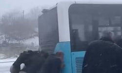 Yolda kalan yolcu otobüsünün yardımına vatandaşlar yetişti