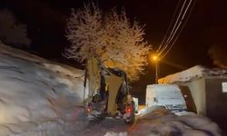 Yolu kapanan köyde 'hasta kurtarma operasyonu'