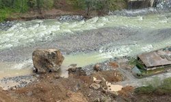 Ardeşen'de korkutan heyelan