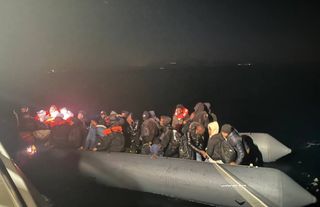 Ayvalık’ta 56 göçmen kurtarıldı