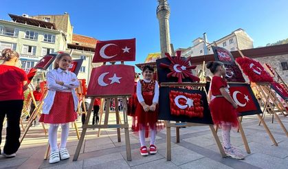 Rize’de Öğrenciler Tek Tek Boyadı, Çay Yaprağı, Fındık, Mısırla Türk Bayrağı Yaptı