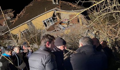 Sinop'ta 3 evin yıkıldığı, 4 kişinin yaralandığı heyelan sonrası hasar tespit çalışması