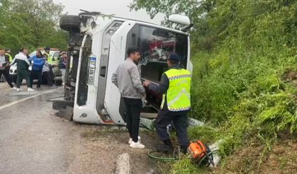 Sinop'ta üniversite öğrencilerini taşıyan otobüs devrildi; 18 yaralı