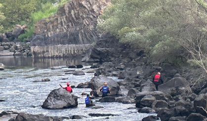 Kura Nehri'ne 2 kişiden 1'i boğuldu, 1'i kayıp