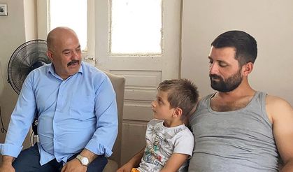 Arkadaşının kürekli müdahalesiyle kendisine saldıran ayıdan kurtuldu