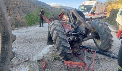 Devrilen traktörün sürücüsü öldü
