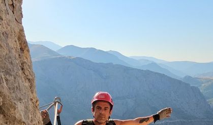 Hızı 220 kilometreye ulaşan wingsuit atlayışı nefes kesti