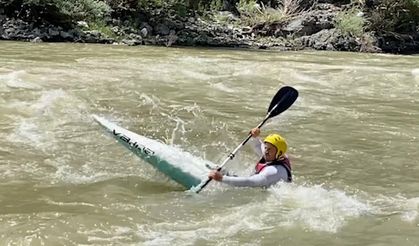 Kanoculara Ardıçlı Gölü'nde eğitim, Karasu'nun coşkun suyunda uygulama