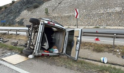 Kırıkkale'de hafif ticari araç devrildi; 1 ölü, 1 yaralı
