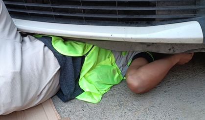 Temizlik görevlisi, otomobilin motor bölümüne sıkışan kediyi kurtardı