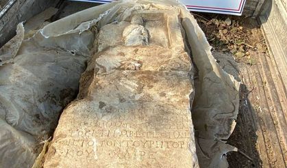 1900 yıllık mezar taşını satmaya çalışırken yakalandı