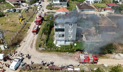 3 katlı binanın çatı katı yandı