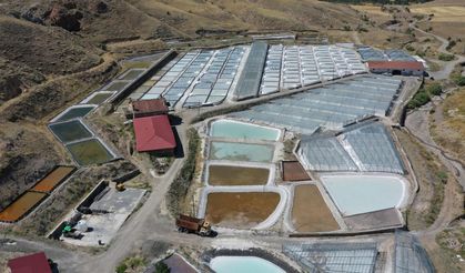 40 derece sıcakta asırlık geleneklerle tuz üretimi