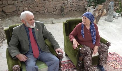 Atatürk'e benzeyen sesi ile tanınan emekli postacı, Onuncu Yıl Nutku'nu okuyup, Zafer Bayramı'nı kutladı