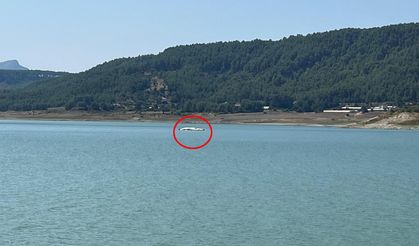 Burdur'da eğitim uçağı, yangın tatbikatı sırasında gölden su alırken kaza kırıma uğradı (2) /Video eklendi