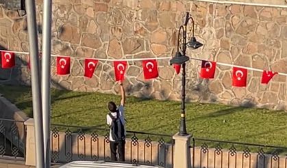 Çankırı Valisi Taşolar, rüzgardan ters dönen Türk bayraklarını düzelten Mert’e teşekkür etti
