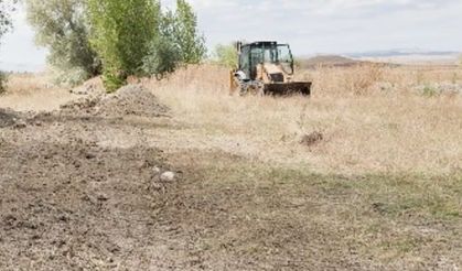 Çorum'da kanal çalışması sırasında tarihi mezar taşı bulundu