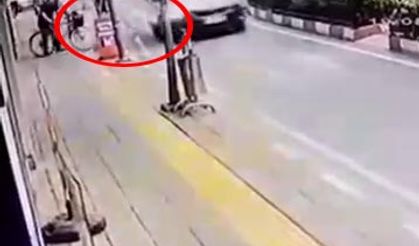 Hafif ticari aracın çarptığı çocuk yaralandı; kaza kamerada