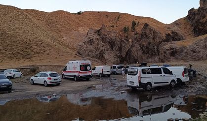 Kanyonda kayalıklardan düşüp ayağını kırdı; ekipler kurtardı