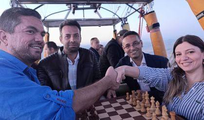 Kapadokya'da gökyüzünde satranç maçı yaptılar