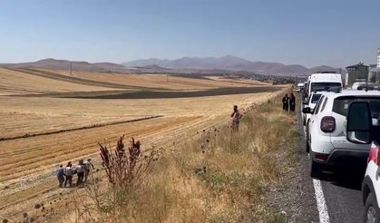 Malazgirt kutlamalarına gidenleri taşıyan minibüs devrildi; 10 yaralı