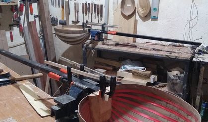 Niğdeli kardeşler, el emeğiyle müzik enstrümanları üretiyor