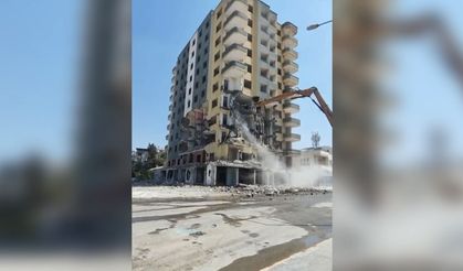 Osmaniye’de son orta hasarlı yüksek katlı binanın yıkımı yapıldı