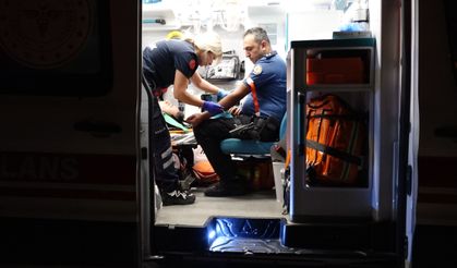 Otomobiliyle kaçan sürücü, ekip aracına ve otomobile çarptı: 3'ü polis, 10 yaralı