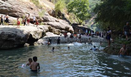 Sıcak havadan bunalanlar Zore Vadisi’nde serinliyor