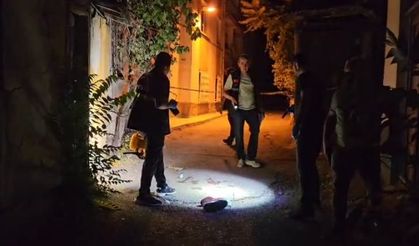 Sokak ortasında pompalı tüfekle ayaklarından vuruldu