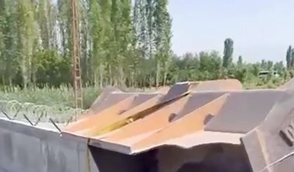 Su kanalına düşen dana, iş makinesiyle kurtarıldı