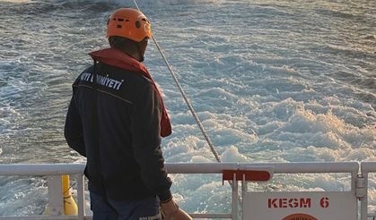 Çanakkale Boğazı'nda sürüklenen tekne kurtarıldı