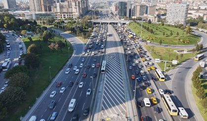 İstanbul - İstanbul'da okul servisleri yola çıktı; trafik yoğunluğu oluştu / Ek havadan görüntü ve fotoğraf