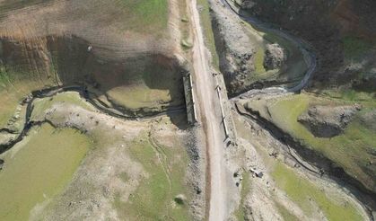 Su seviyesi düşen Gökçe Barajı’nda tarihi yolun kalıntıları gün yüzüne çıktı